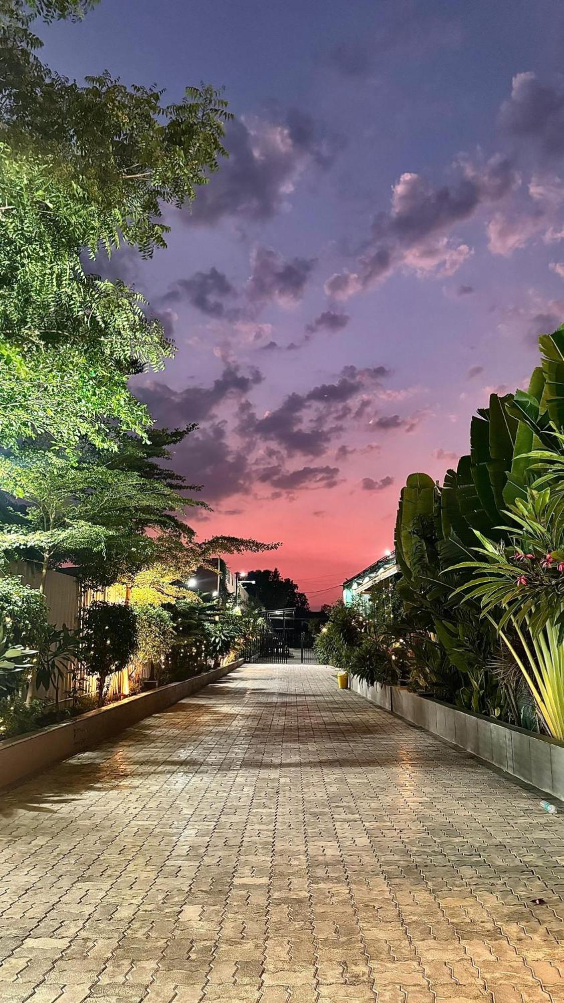The Pavilion Park Resort Malegaon Eksteriør billede